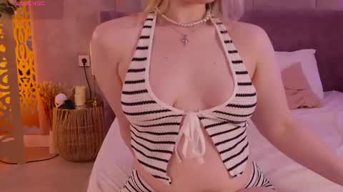 Mia online show from July 8, 7:07 pm