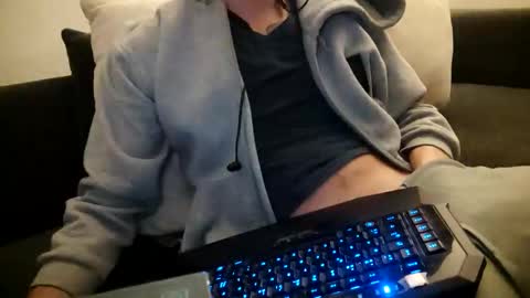 Snapshot of smokeandwatching chatting on December 8, 12:18 am Smokeandwatching online show from December 8, 12:18 am