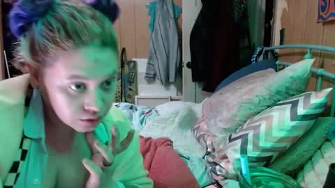 Snapshot of smokydian chatting on March 4, 7:19 am DIAN dee-ann online show from March 4, 7:19 am