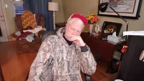 Snapshot of smokymountanman chatting on December 18, 12:27 am smokymountanman online show from December 18, 12:27 am