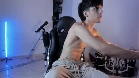 Snapshot of snakebutterfly chatting on October 19, 6:03 am snakebutterfly online show from October 19, 6:03 am