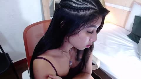 Snapshot of sneakyy_fantasy chatting on January 3, 4:00 am Hellen  online show from January 3, 4:00 am