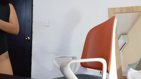 Snapshot of sneakyy_fantasy chatting on February 6, 3:48 am Hellen  online show from February 6, 3:48 am