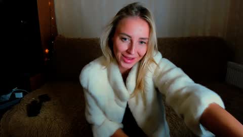 Snapshot of snezanablond chatting on December 14, 6:46 am Sneja online show from December 14, 6:46 am