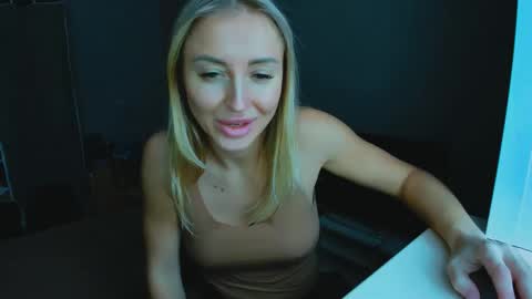 Snapshot of snezanablond chatting on February 24, 10:48 am Sneja online show from February 24, 10:48 am