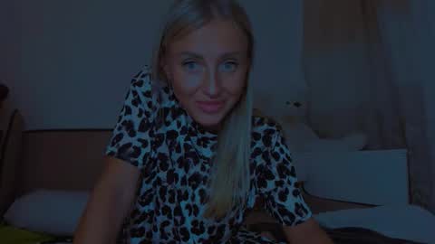 Snapshot of snezanablond chatting on September 18, 9:28 pm Sneja online show from September 18, 9:28 pm