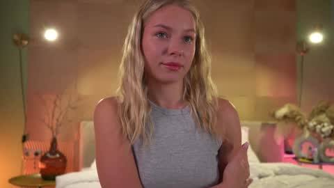 Snapshot of snow_is_falling chatting on December 14, 12:01 pm Candice Snow online show from December 14, 12:01 pm