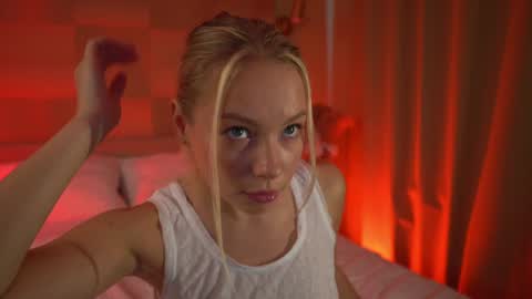 Snapshot of snow_is_falling chatting on December 19, 10:24 am Candice Snow online show from December 19, 10:24 am