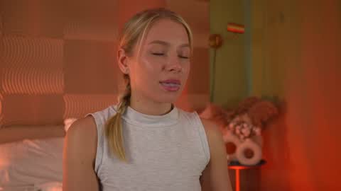 Snapshot of snow_is_falling chatting on December 25, 12:47 pm Candice Snow online show from December 25, 12:47 pm