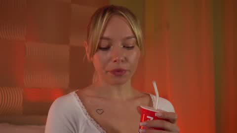 Snapshot of snow_is_falling chatting on December 28, 1:17 pm Candice Snow online show from December 28, 1:17 pm