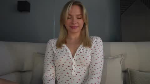 Snapshot of snow_is_falling chatting on February 7, 11:12 am Candice Snow online show from February 7, 11:12 am