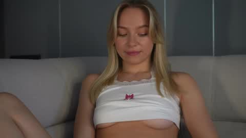 Snapshot of snow_is_falling chatting on February 11, 10:26 am Candice Snow online show from February 11, 10:26 am