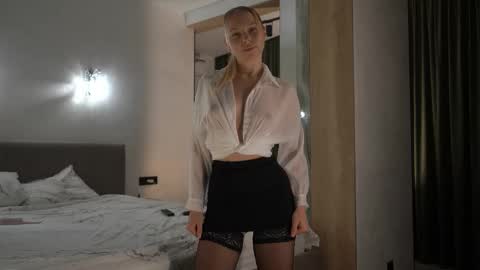 Snapshot of snow_is_falling chatting on October 14, 3:57 pm Candice Snow online show from October 14, 3:57 pm