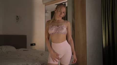 Snapshot of snow_is_falling chatting on October 25, 2:46 pm Candice Snow online show from October 25, 2:46 pm