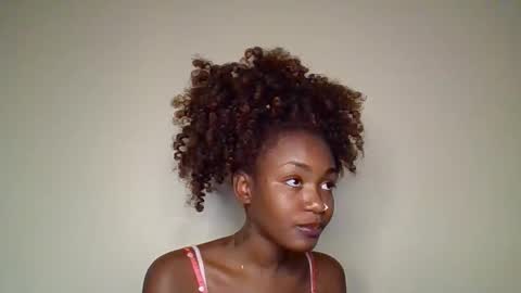 Snapshot of snowie_eyes chatting on May 13, 4:32 am Snowie eyes online show from May 13, 4:32 am