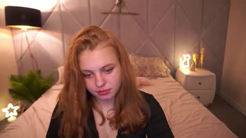 Snapshot of snowwhite_bella chatting on November 4, 8:19 pm snowwhite_bella online show from November 4, 8:19 pm