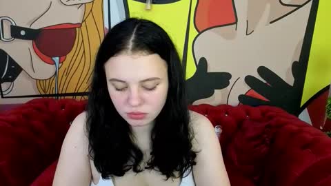 Snapshot of snowwhite_bella chatting on November 10, 1:54 pm snowwhite_bella online show from November 10, 1:54 pm