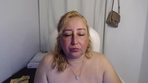Snapshot of soffi_hott chatting on October 4, 11:03 pm soffi_hott online show from October 4, 11:03 pm