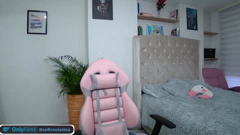 soffi_rousel_ online show from December 2, 10:34 pm