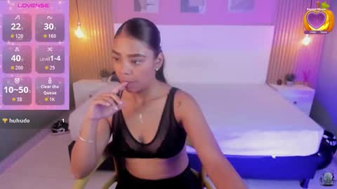 Snapshot of soffiadams2 chatting on November 3, 11:44 am soffiadams2 online show from November 3, 11:44 am