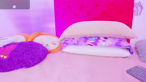 Snapshot of sofia_girl_ chatting on December 4, 6:33 am SOFIA online show from December 4, 6:33 am