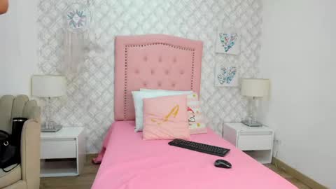 Snapshot of sofia_martinez9 chatting on May 15, 7:21 pm sofia_martinez9 online show from May 15, 7:21 pm