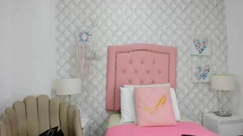 Snapshot of sofia_martinez9 chatting on May 30, 7:11 pm sofia_martinez9 online show from May 30, 7:11 pm