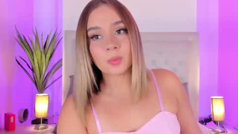 Snapshot of sofia_pamela_ chatting on July 21, 7:49 pm online show from July 21, 7:49 pm