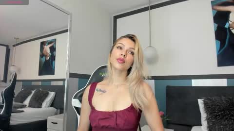 Snapshot of sofiaa_morris chatting on September 24, 7:17 pm Sofia online show from September 24, 7:17 pm