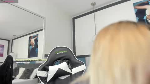 Snapshot of sofiaa_morris chatting on October 2, 7:10 pm Sofia online show from October 2, 7:10 pm