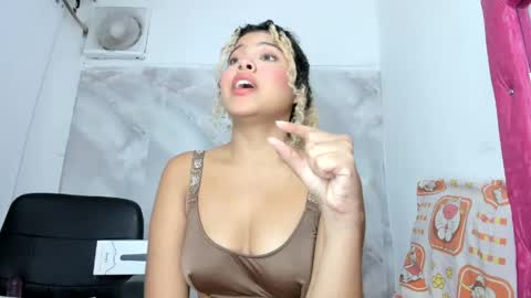 Snapshot of sofiacastillo01 chatting on May 15, 2:13 pm sofiacastillo01 online show from May 15, 2:13 pm