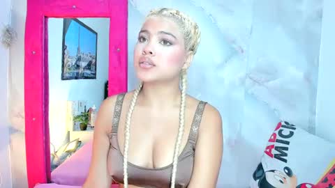 Snapshot of sofiacastillo01 chatting on June 25, 1:37 pm sofiacastillo01 online show from June 25, 1:37 pm
