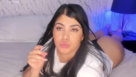 Snapshot of sofiagoez_ chatting on November 18, 2:43 pm Sofi online show from November 18, 2:43 pm