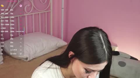 Snapshot of sofiahelberg chatting on February 3, 10:53 am Third day here my name Eva online show from February 3, 10:53 am