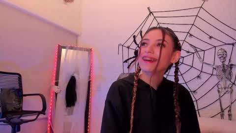 Snapshot of sofiarouge_ chatting on October 23, 8:13 am Sofia Help me reach 5K followers online show from October 23, 8:13 am