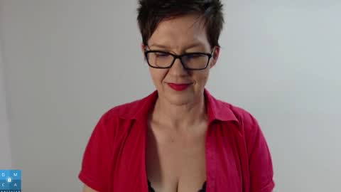 Snapshot of sofie_velvet chatting on December 3, 6:39 pm Sofie Velvet online show from December 3, 6:39 pm