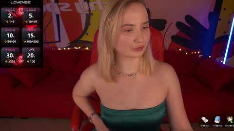 Snapshot of sofiebloom chatting on February 2, 9:13 pm Sofie online show from February 2, 9:13 pm