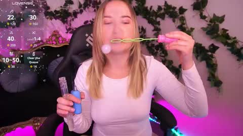 Snapshot of sofiebloom chatting on October 16, 6:53 pm Sofie online show from October 16, 6:53 pm