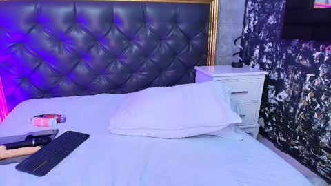 Snapshot of sofierosse_ chatting on February 17, 4:48 pm Sofie Rosee online show from February 17, 4:48 pm