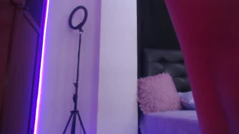 Snapshot of sofiievans_ chatting on December 1, 9:37 pm   online show from December 1, 9:37 pm