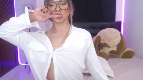 Snapshot of sofiievans_ chatting on December 6, 10:08 pm   online show from December 6, 10:08 pm