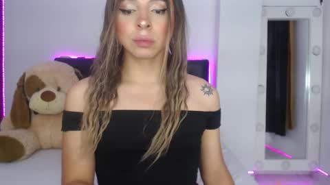 Snapshot of sofiievans_ chatting on October 11, 8:51 pm   online show from October 11, 8:51 pm