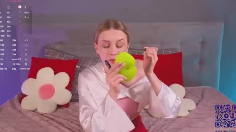 Snapshot of soft_babe chatting on June 16, 9:17 pm Milisa online show from June 16, 9:17 pm