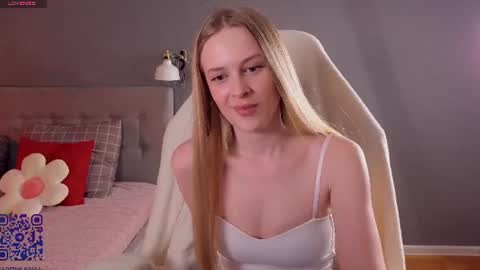 Snapshot of soft_babe chatting on July 28, 8:52 pm Milisa online show from July 28, 8:52 pm
