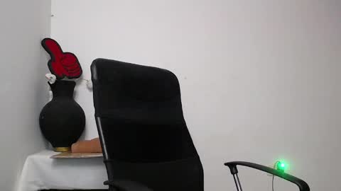 Snapshot of soft_fetish chatting on February 1, 11:06 pm Camila M online show from February 1, 11:06 pm