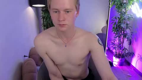 Snapshot of softdeutch chatting on June 6, 11:09 pm Noah online show from June 6, 11:09 pm