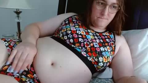 Snapshot of softenbyyy chatting on September 20, 10:00 pm chubby enby sissy online show from September 20, 10:00 pm