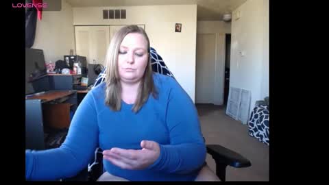 Snapshot of softerpeaches chatting on December 5, 8:11 pm Rose online show from December 5, 8:11 pm