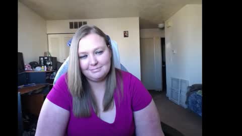 Snapshot of softerpeaches chatting on January 30, 8:31 pm Rose online show from January 30, 8:31 pm