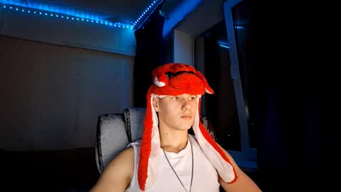 Max online show from December 2, 9:21 pm